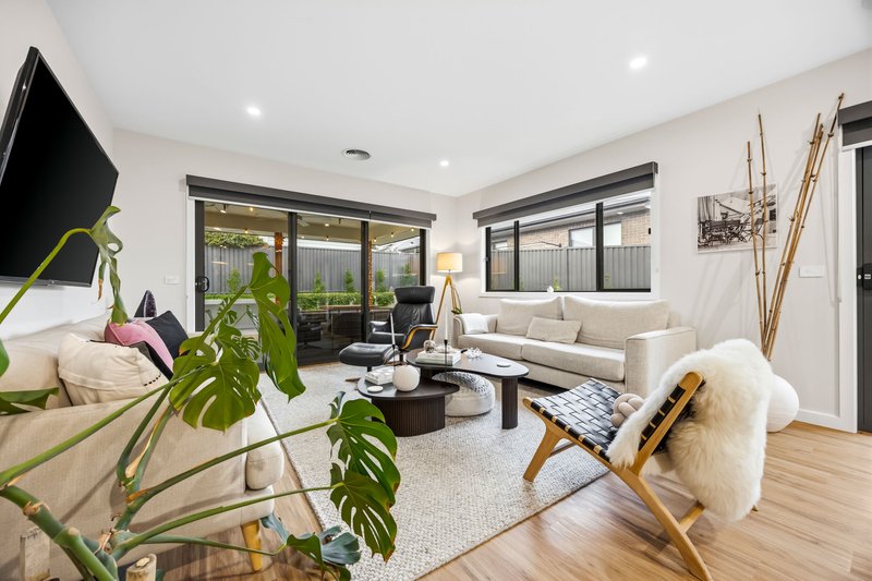 Photo - 16 Mcleod Crescent, Lucas VIC 3350 - Image 11