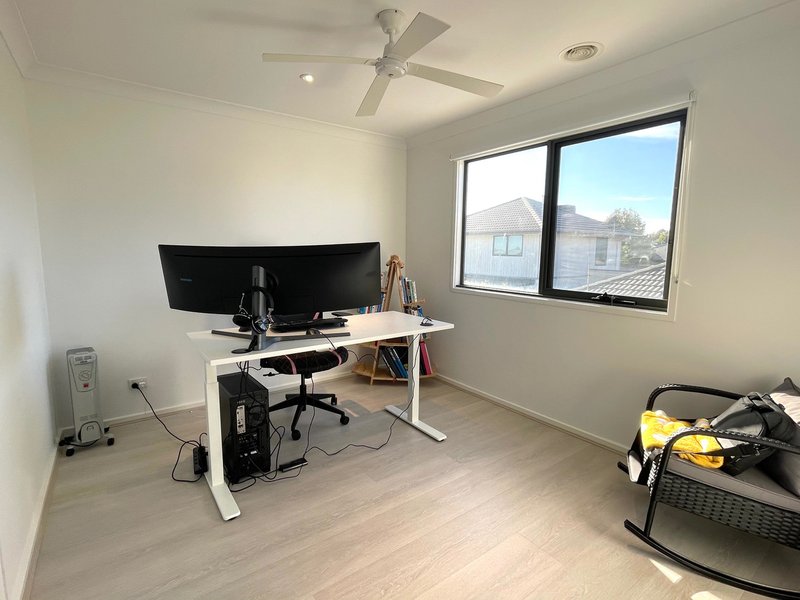 Photo - 16 Meridian Circuit, Berwick VIC 3806 - Image 14