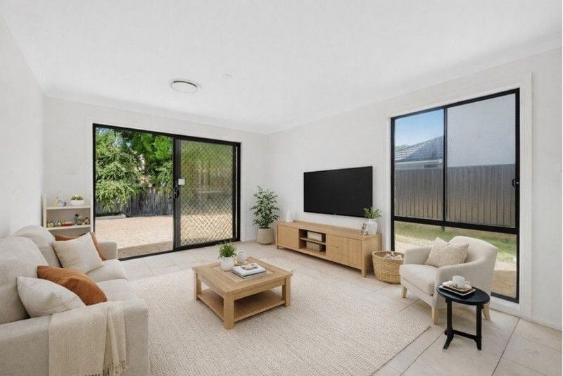 Photo - 16 Millcroft Way, Beaumont Hills NSW 2155 - Image 3