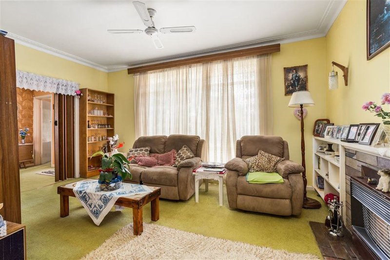 Photo - 16 Monterey Avenue, Glen Waverley VIC 3150 - Image 2