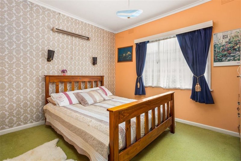 Photo - 16 Monterey Avenue, Glen Waverley VIC 3150 - Image 5