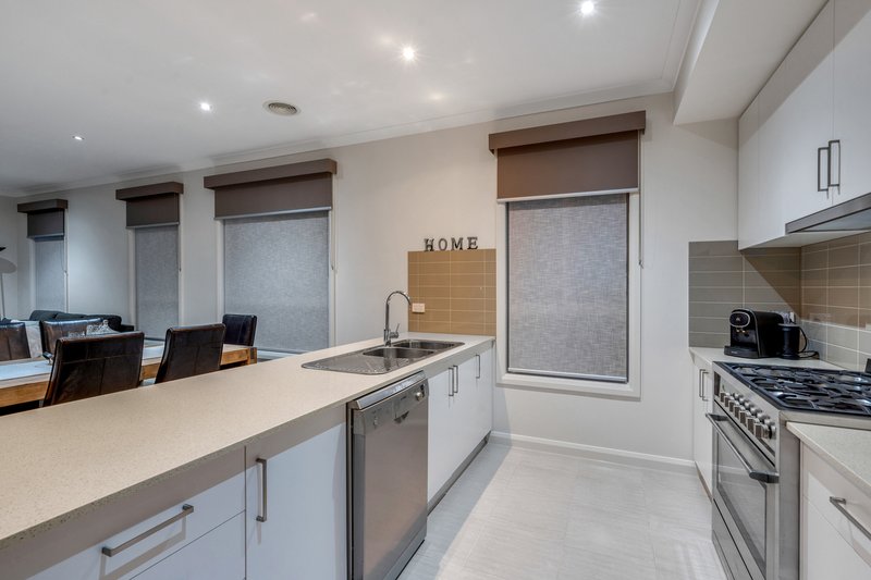 Photo - 16 Montpellier Crescent, Craigieburn VIC 3064 - Image 4