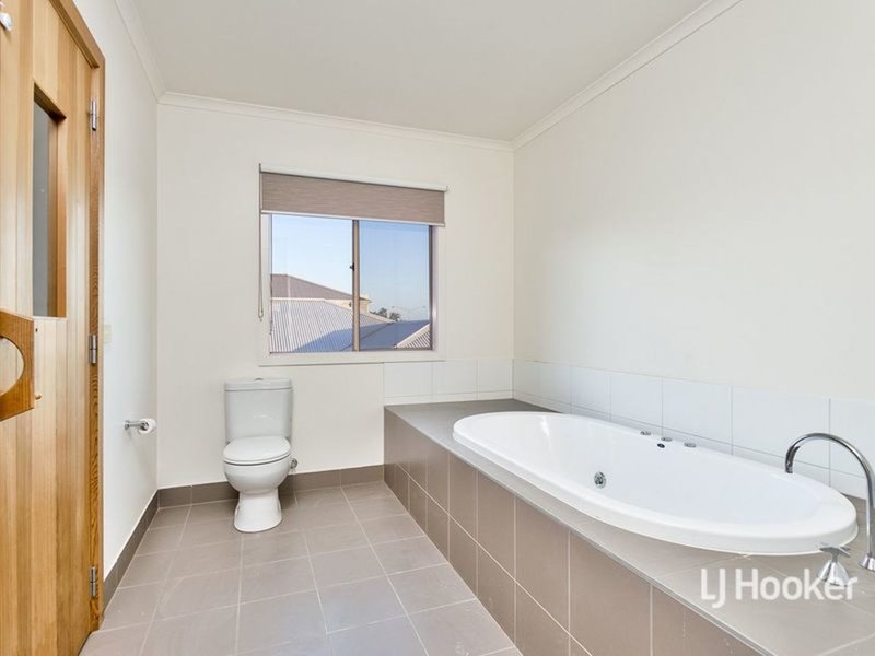 Photo - 16 Mowbray Drive, Point Cook VIC 3030 - Image 8