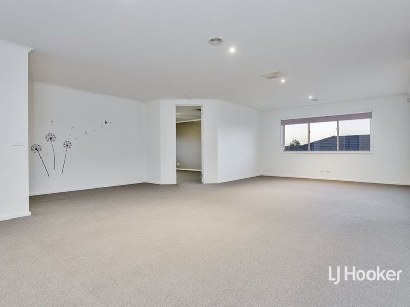 Photo - 16 Mowbray Drive, Point Cook VIC 3030 - Image 9