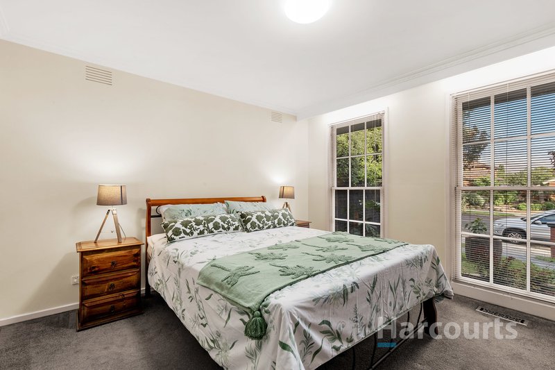 Photo - 16 Mowbray Drive, Wantirna South VIC 3152 - Image 8