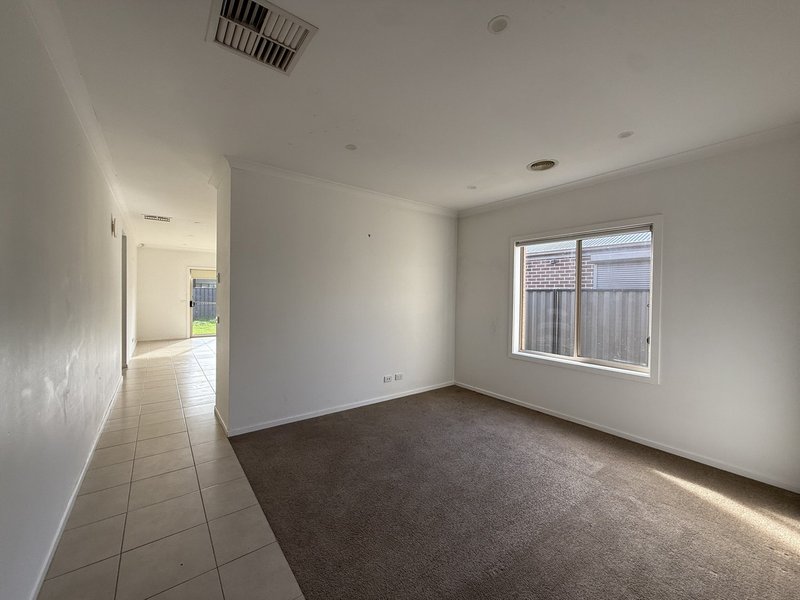 Photo - 16 Muir Way, Mernda VIC 3754 - Image 4