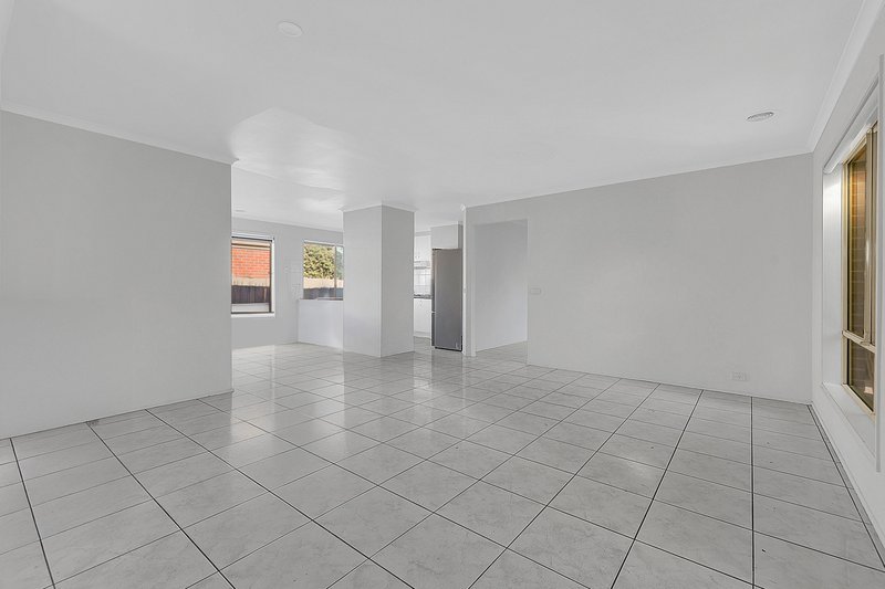 Photo - 16 Murchison Way, Thomastown VIC 3074 - Image 6