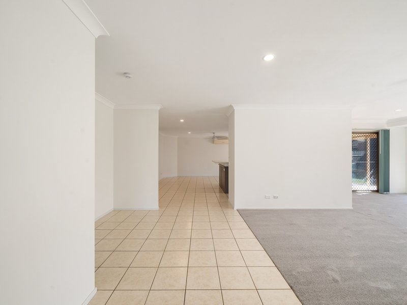 Photo - 16 Myora Place, Sandstone Point QLD 4511 - Image 7