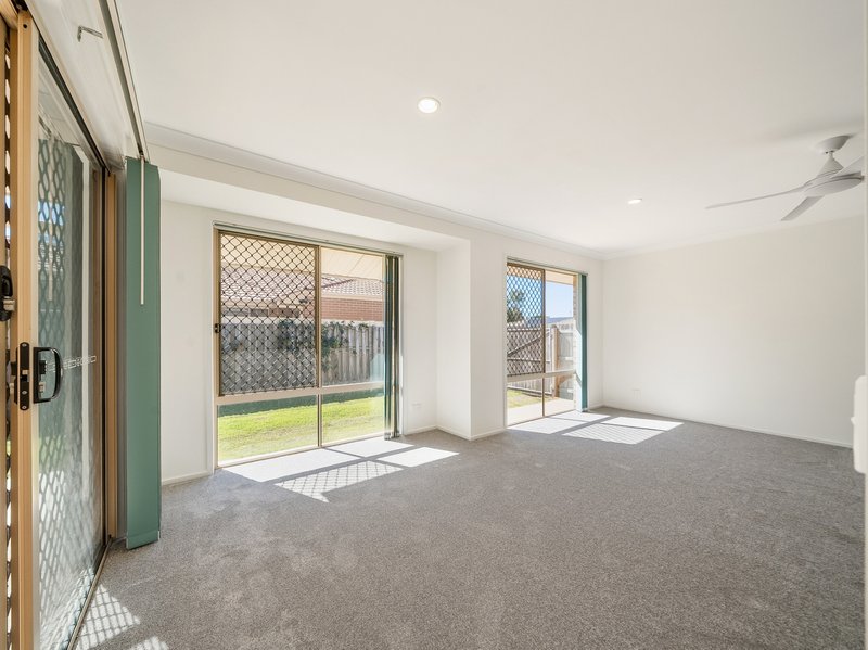 Photo - 16 Myora Place, Sandstone Point QLD 4511 - Image 11