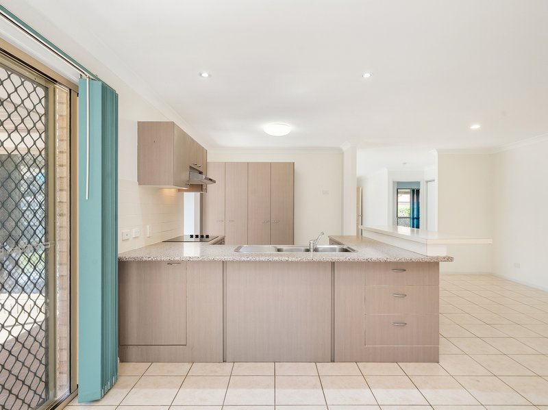 Photo - 16 Myora Place, Sandstone Point QLD 4511 - Image 12