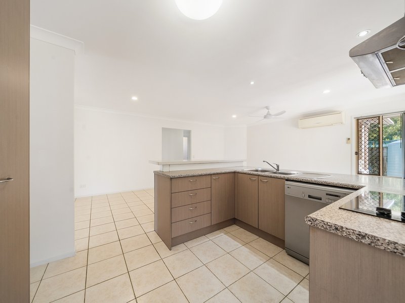Photo - 16 Myora Place, Sandstone Point QLD 4511 - Image 13