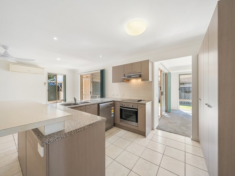 Photo - 16 Myora Place, Sandstone Point QLD 4511 - Image 14