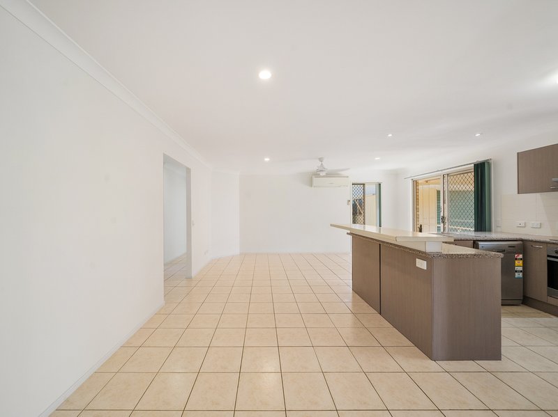 Photo - 16 Myora Place, Sandstone Point QLD 4511 - Image 15