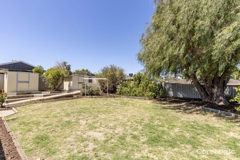 Photo - 16 Nelligan Avenue, Girrawheen WA 6064 - Image 11