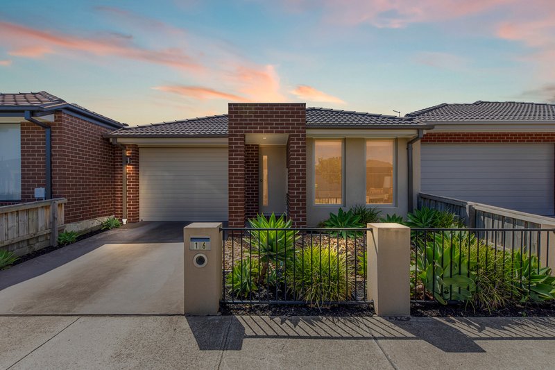 16 Newbury Street, Pakenham VIC 3810