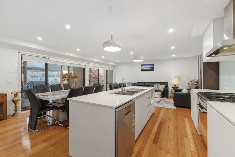 Photo - 16 Ochre Place, Mount Waverley VIC 3149 - Image 3