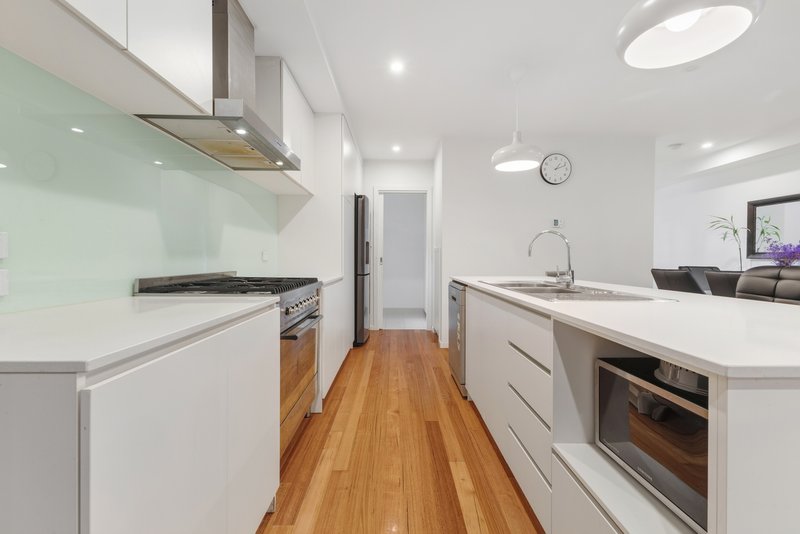 Photo - 16 Ochre Place, Mount Waverley VIC 3149 - Image 4