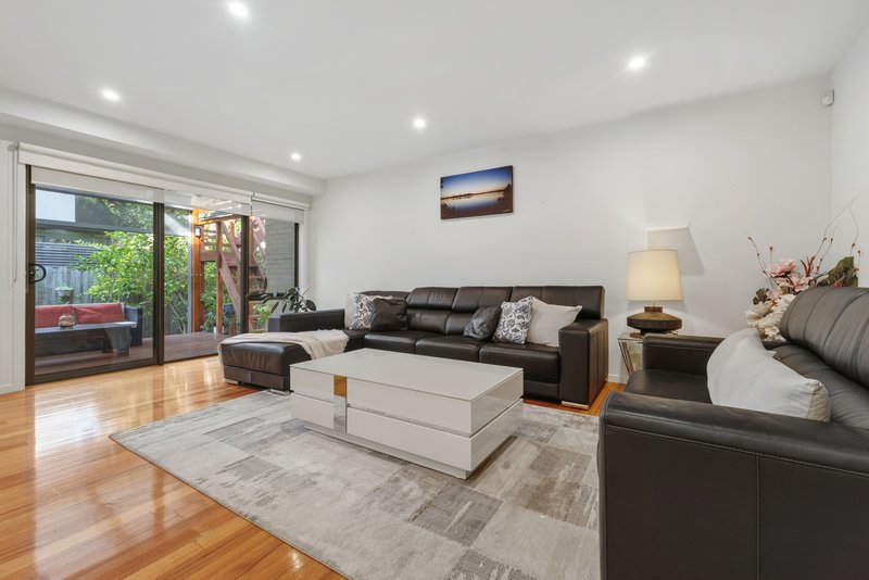 Photo - 16 Ochre Place, Mount Waverley VIC 3149 - Image 5