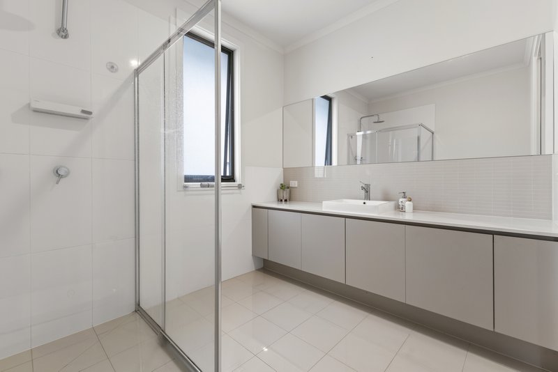 Photo - 16 Ochre Place, Mount Waverley VIC 3149 - Image 13