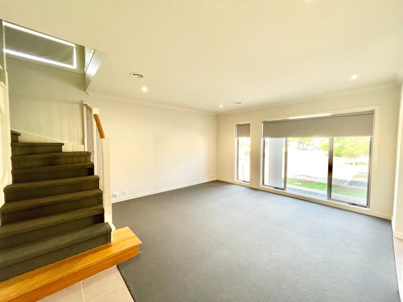 Photo - 16 Oldis Close, Caroline Springs VIC 3023 - Image 3