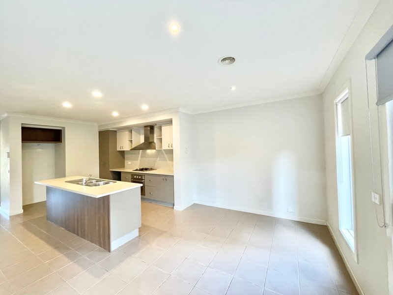 Photo - 16 Oldis Close, Caroline Springs VIC 3023 - Image 9