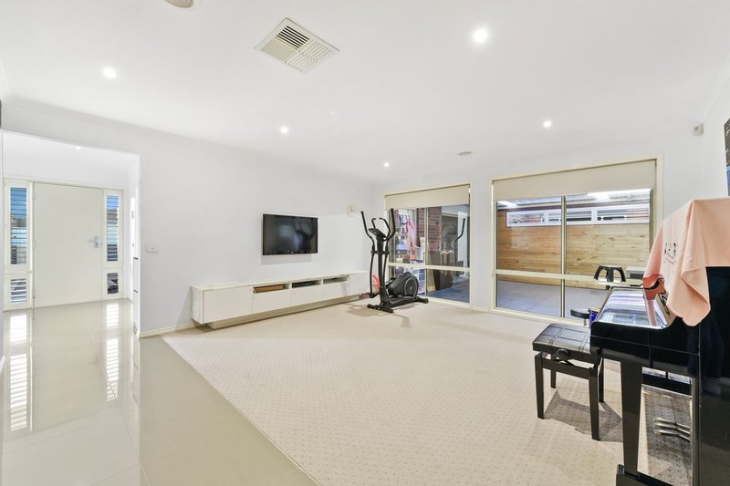 Photo - 16 Osmington Circle, Narre Warren South VIC 3805 - Image 3