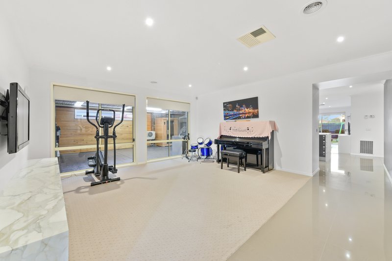 Photo - 16 Osmington Circle, Narre Warren South VIC 3805 - Image 4