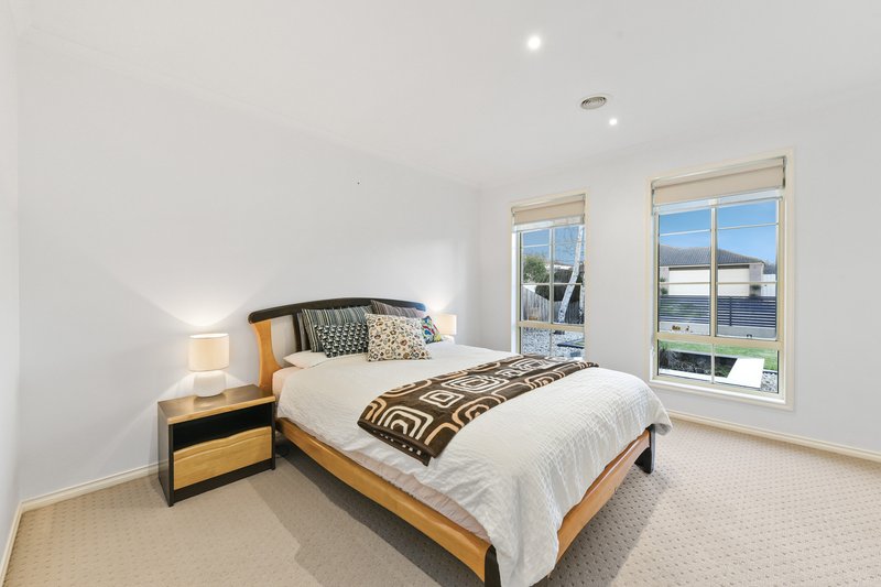 Photo - 16 Osmington Circle, Narre Warren South VIC 3805 - Image 10