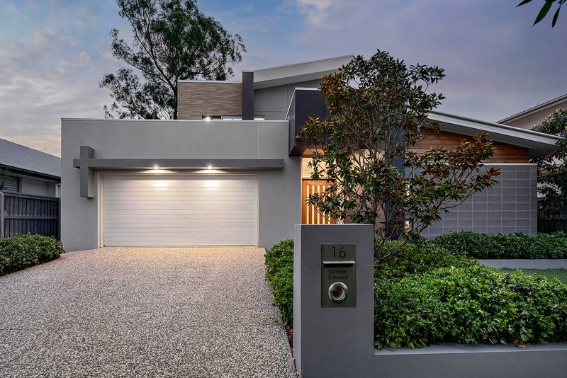 Photo - 16 Outlook Crescent, Bridgeman Downs QLD 4035 - Image 2