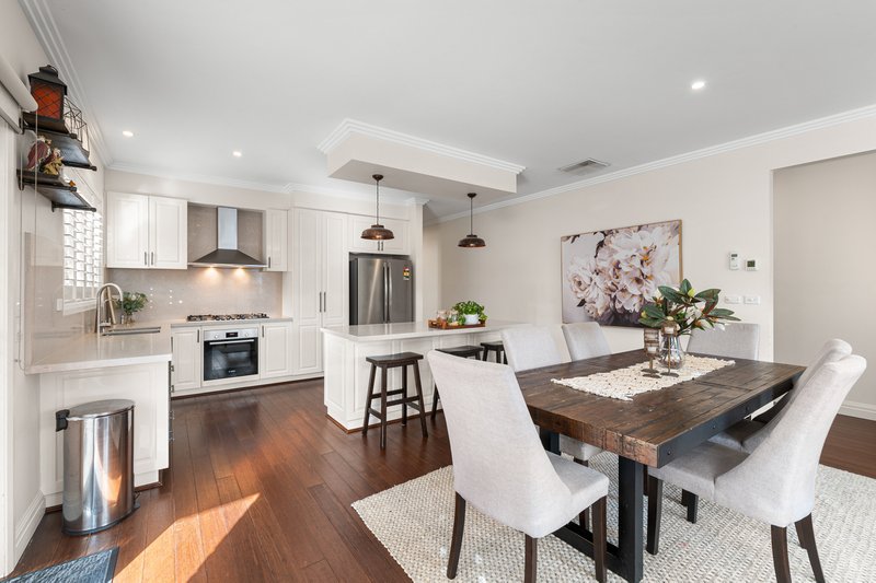 Photo - 16 Paringa Avenue, South Morang VIC 3752 - Image 5