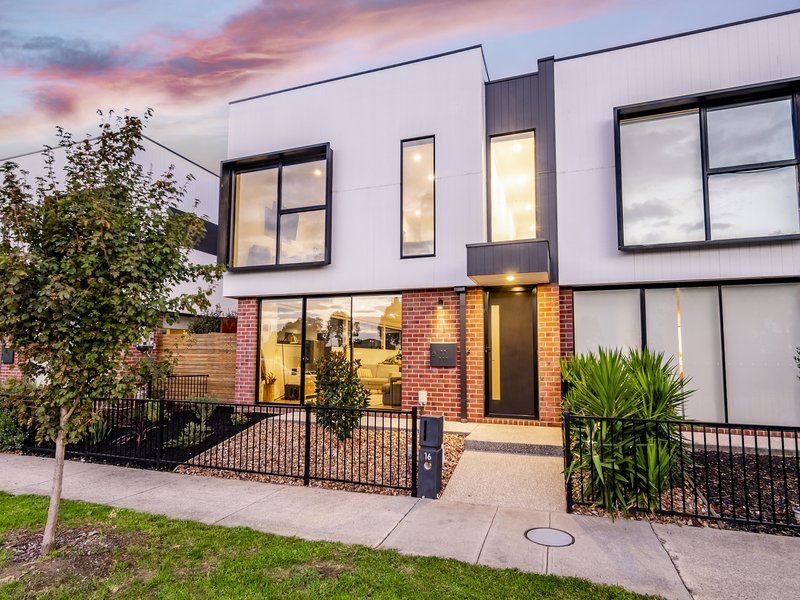 16 Parkdale Drive, Lyndhurst VIC 3975