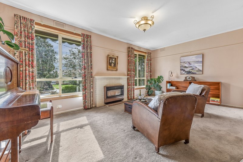 Photo - 16 Parkmore Road, Forest Hill VIC 3131 - Image 2