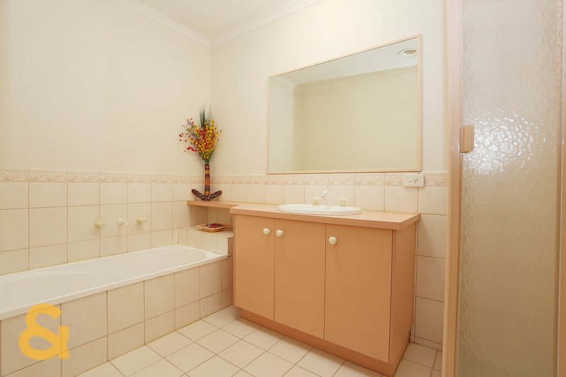 Photo - 16 Parnell Court, Roxburgh Park VIC 3064 - Image 9