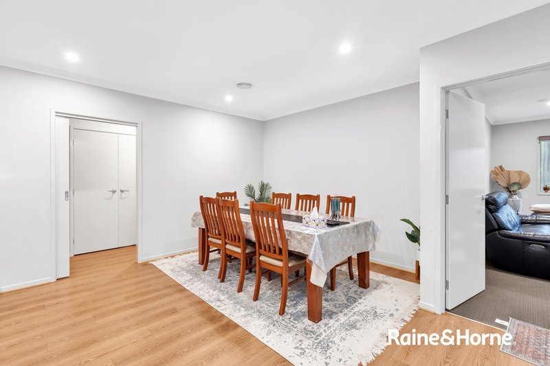 Photo - 16 Pasture Circuit, Clyde North VIC 3978 - Image 4