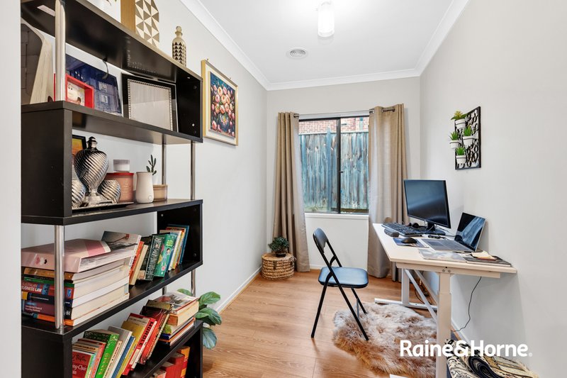 Photo - 16 Pasture Circuit, Clyde North VIC 3978 - Image 5