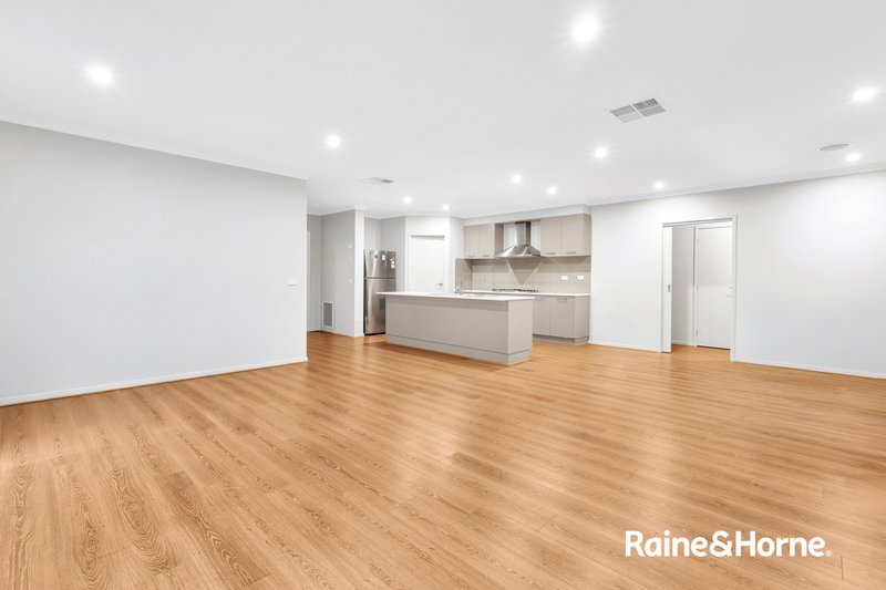 Photo - 16 Pasture Circuit, Clyde North VIC 3978 - Image 8