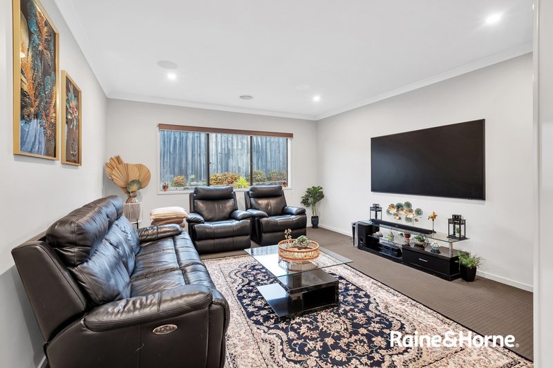 Photo - 16 Pasture Circuit, Clyde North VIC 3978 - Image 9