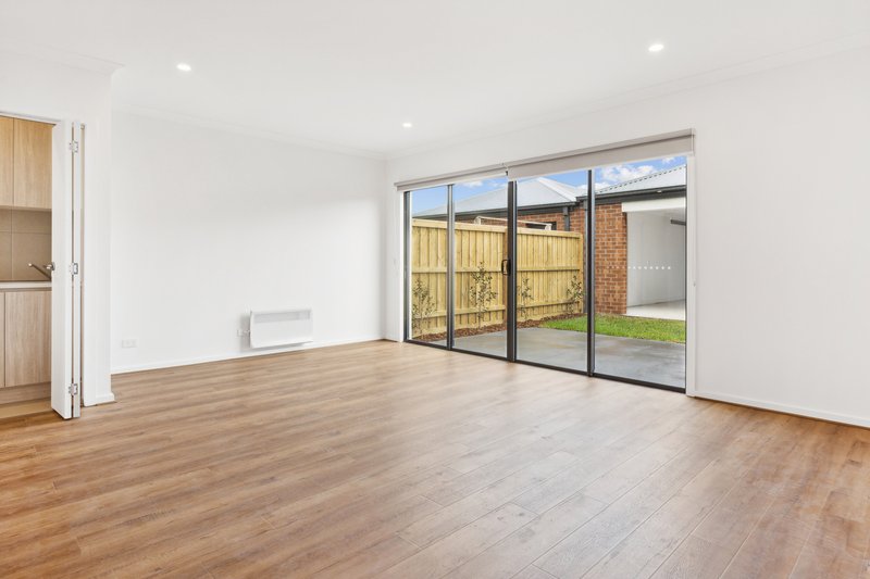 Photo - 16 Pendower Way, Werribee VIC 3030 - Image 2