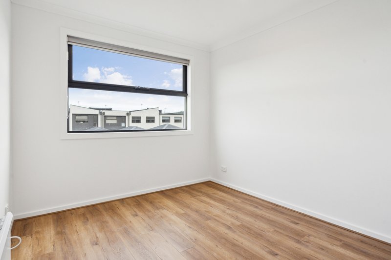 Photo - 16 Pendower Way, Werribee VIC 3030 - Image 4