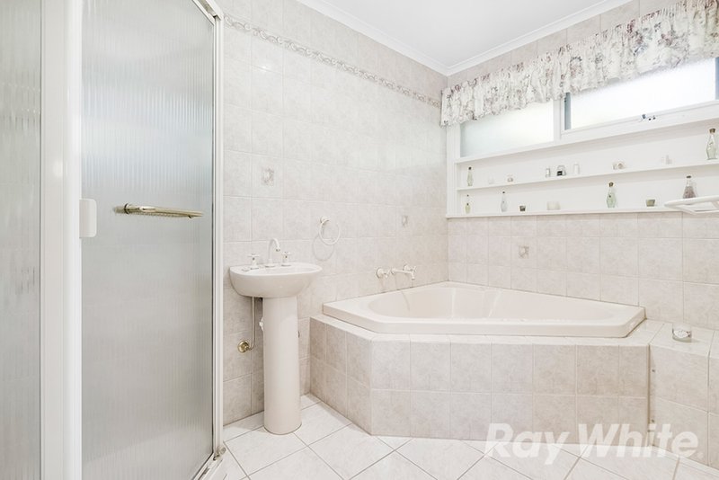 Photo - 16 Pentland Court, Glen Waverley VIC 3150 - Image 8