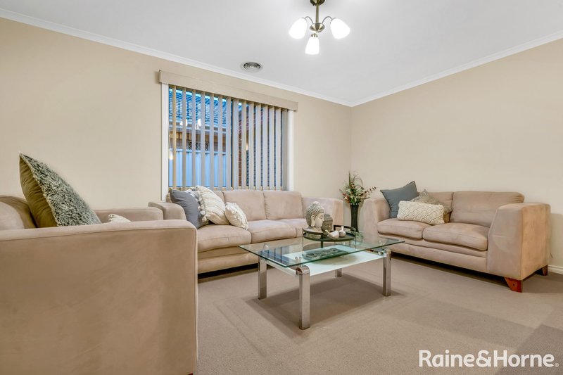 16 Pine Valley Rise, Craigieburn VIC 3064