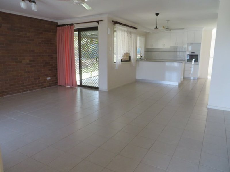 Photo - 16 Pleasant Avenue, Tannum Sands QLD 4680 - Image 3