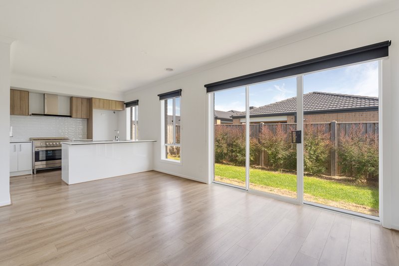Photo - 16 Possum Drive, Beveridge VIC 3753 - Image 4