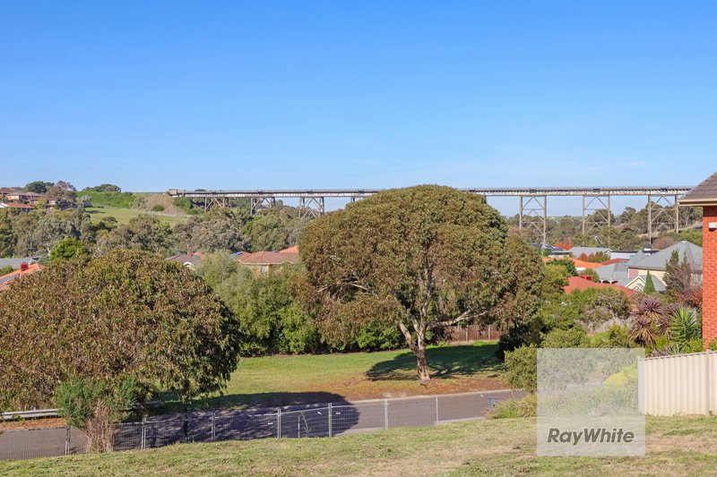 Photo - 16 Primula Boulevard, Gowanbrae VIC 3043 - Image 4