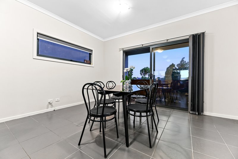 Photo - 16 Queenie Way, Cranbourne West VIC 3977 - Image 5