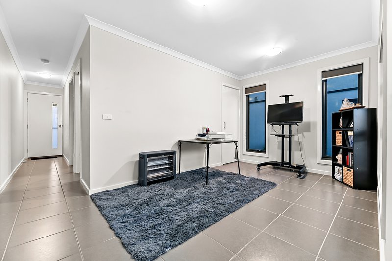 Photo - 16 Queenie Way, Cranbourne West VIC 3977 - Image 6