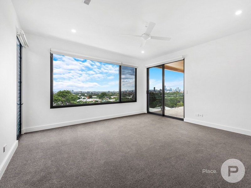 Photo - 16 Quirinal Crescent, Seven Hills QLD 4170 - Image 10