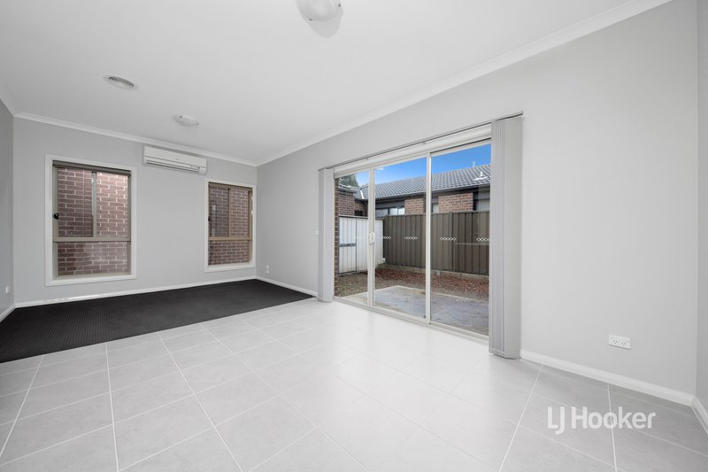 Photo - 16 Ravenwoods Way, Craigieburn VIC 3064 - Image 6