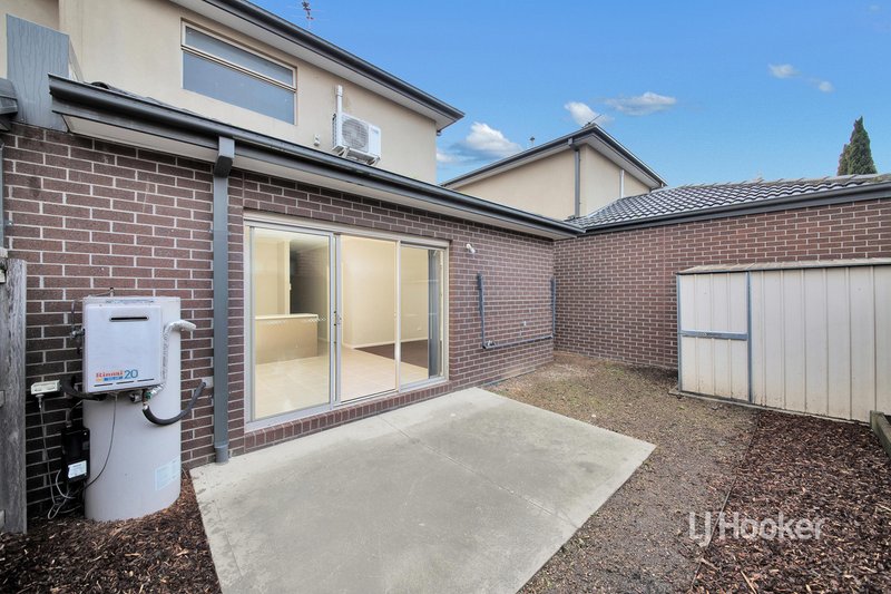 Photo - 16 Ravenwoods Way, Craigieburn VIC 3064 - Image 11