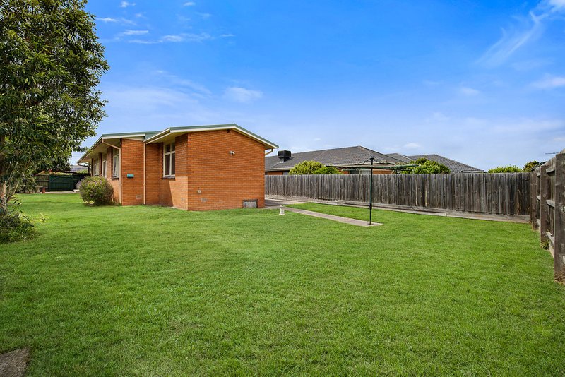 Photo - 16 Robinlee Avenue, Burwood East VIC 3151 - Image 8